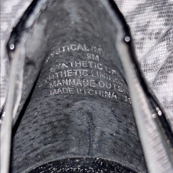 Steve Madden-Malibu Black Patent Vinyl Pointed-Toe Pumps size 9 - Picture 9 of 9